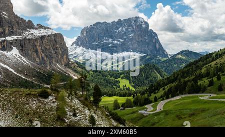 Die gewundene Straße durch den Grödner Pass bietet atemberaubende Ausblicke in Richtung Piz Culac und zeigt die dramatische Schönheit der Dolomiten Stockfoto