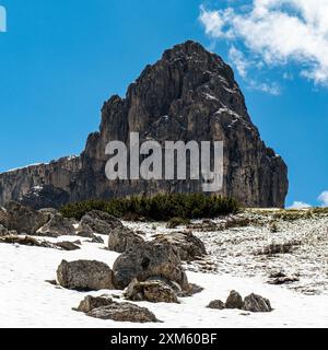 Der Wanderweg der Sella-Gruppe enthüllt eine atemberaubende Berglandschaft, mit den majestätischen Gipfeln der Dolomiten und der malerischen Landschaft, die ein wahrhaftiges Erinnerungsstück sind Stockfoto