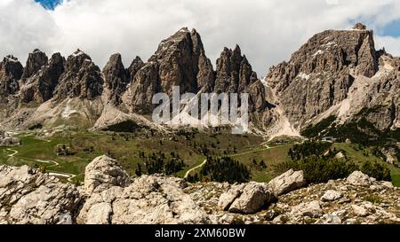 Erleben Sie die Pracht der Dolomiten mit einem malerischen Blick auf die CIR-Gruppe vom Wanderweg Sella-Gruppe, wo jeder Gipfel und jedes Tal dazu beiträgt Stockfoto