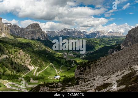 Die Serpentinenstraße durch den Gardenapass führt durch das Herz der Dolomiten und bietet eine malerische Reise mit Panoramablick auf die Berge Stockfoto