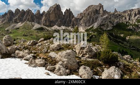 Die majestätischen Gipfel der CIR-Gruppe erheben sich dramatisch gegen die Skyline der Dolomiten und schaffen eine Szene von unvergleichlicher Schönheit Stockfoto