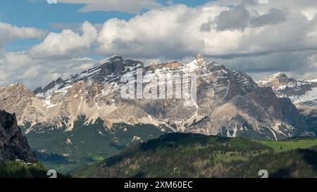 Entdecken Sie die atemberaubende Landschaft des Gardenapasses in den Dolomiten, wo hoch aufragende Gipfel und ruhige Täler ein perfektes Panorama schaffen. Stockfoto