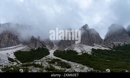 Erkunden Sie die versteckten Gipfel des Val Vallunga, während sie aus dem Nebel steigen und ein atemberaubendes und surreales Bergerlebnis bieten, umgeben von Wolken. Stockfoto