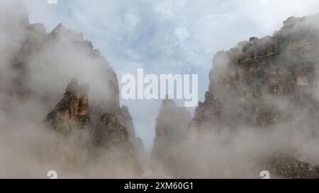 Verschneite Wundergebiete auf dem Tre Cime Circuit mit Dolomiten, die in Wolken und Nebel gehüllt sind Stockfoto