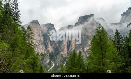 Die Bergaussichten vom Val Vallunga bieten einen fesselnden Blick auf die Dolomiten, wobei jeder Winkel die Pracht dieses alpinen Wunderlandes offenbart. Stockfoto