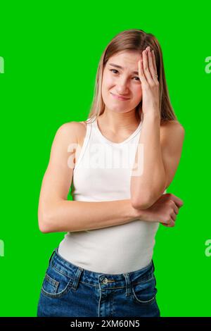 Frau in weißem Tank Top hält die Hände vor Augen Stockfoto