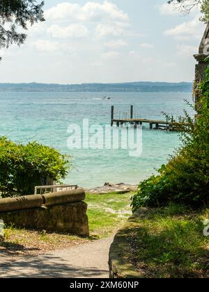 Von Colombare in Sirmione aus entfaltet sich der atemberaubende Blick auf den Gardasee und bietet ein atemberaubendes Panorama auf das ruhige Wasser und die üppige Landschaft Stockfoto