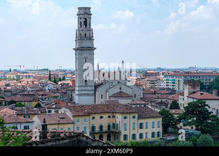 Genießen Sie die Wärme der Sommertage von Verona, während Sie die historischen Wahrzeichen und bezaubernden Straßen erkunden und Italiens Schönheit genießen Stockfoto