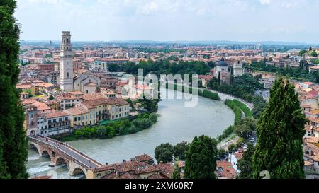 Der erhöhte Blick auf Verona offenbart eine fesselnde Mischung aus historischer Architektur und pulsierendem Stadtleben, die den Charme der italienischen Stadt von oben zeigt Stockfoto