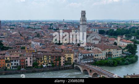 Die Vogelperspektive von Verona zeigt die historischen Wahrzeichen und pulsierenden Straßen der Stadt und bietet einen atemberaubenden Panoramablick auf Italiens Juwel Stockfoto
