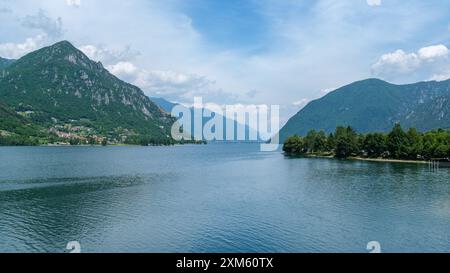 Die majestätischen Berge über dem Idro-Lago bilden eine dramatische und ruhige Landschaft, die die Essenz der natürlichen Schönheit Italiens einfängt Stockfoto