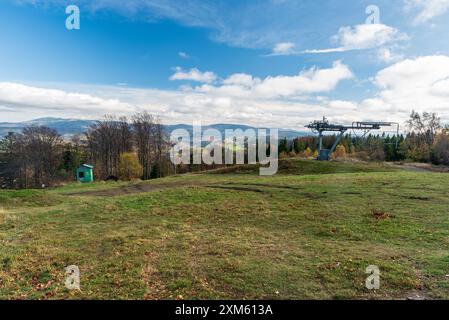 Wielki Soszow im Herbst Beskiden Slaski Berge an der polnisch-tschechischen Grenze mit dem höchsten Teil der Beskiden Slaski und Beskiden Zywiecki Berge auf der Rückseite Stockfoto