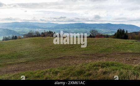 Blick auf das Olse-Tal und die Moravskoslezske Beskiden-Berge vom Bahenec-Hügel im Herbst Slezske Beskiden-Berge in Tschechien Stockfoto