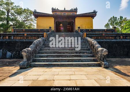 Minh Mang Grab in der Nähe der Kaiserlichen Stadt mit der lila Verbotenen Stadt in der Zitadelle in Hue, Vietnam. Königlicher Palast der Nguyen-Dynastie in Hu Stockfoto