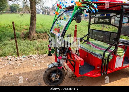 Rajasthan, Indien 14 Februar 2024 Jangid Passagier Rikscha mit einer Kapazität von 5 Sitzplätzen, die auf einer Feldstraße in einem Dorf geparkt sind Stockfoto