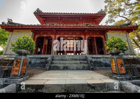 Minh Mang Grab in der Nähe der Kaiserlichen Stadt mit der lila Verbotenen Stadt in der Zitadelle in Hue, Vietnam. Königlicher Palast der Nguyen-Dynastie in Hu Stockfoto