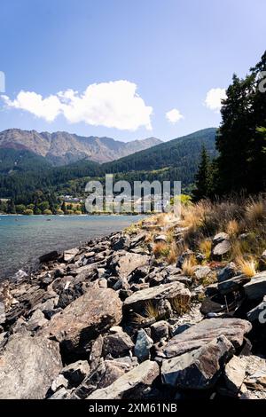 Ruhige Aussicht auf Queenstown's Lakeside Stockfoto