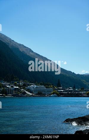 Ruhige Aussicht auf Queenstown's Lakeside Stockfoto