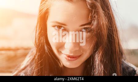 Nahaufnahme Porträt einer jungen Frau mit langen braunen Haaren Stockfoto