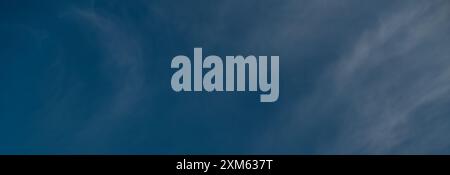 Wolken aus Federn am blauen Himmel. Panoramahimmel im Hintergrund Stockfoto