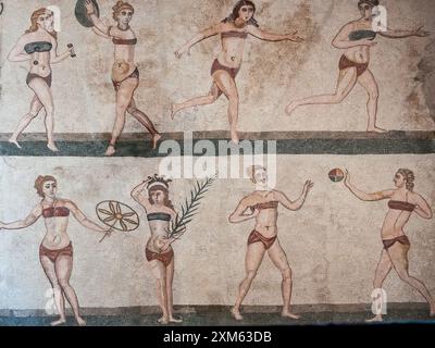 7246-3. Römisches Mosaik aus dem 4. Jahrhundert. C. AD Aus der Villa du Casali auf Sizilien, die Frauen zeigt, die sportliche Aktivitäten ausüben, auch bekannt als die „Bikinimädchen“ Stockfoto