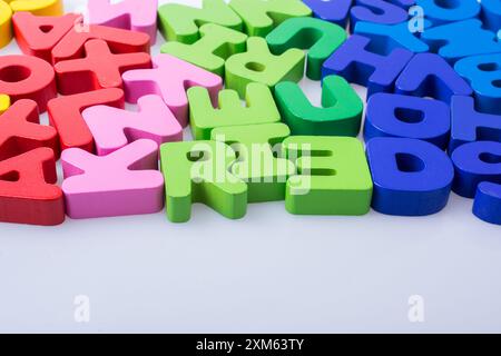 Bunte Buchstaben Bausteine zufällig verstreut auf weißem Hintergrund Stockfoto