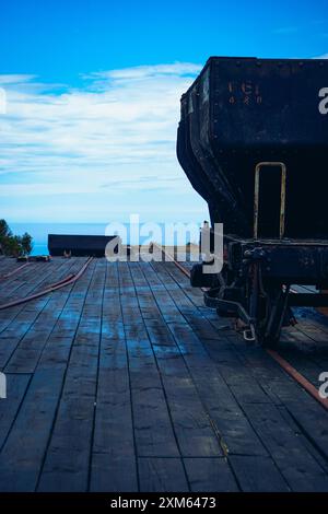 Ein alter Kohlewagen ruht auf den verrosteten Spuren der Denniston Mine Stockfoto