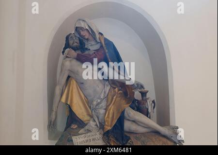 Hallstatt, Oberösterreich, Österreich. Pfarrkirche Mariä Himmelfahrt, auch Maria am Berg. Pieta in der katholischen Pfarrkirche Hallstatt Stockfoto