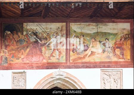 Hallstatt, Oberösterreich, Österreich. Pfarrkirche Mariä Himmelfahrt, auch Maria am Berg. Haupteingang der Kirche ist das große Südportal, das 1519 erbaut wurde. Über dem Portal befinden sich zwei Fresken eines unbekannten Meisters Stockfoto