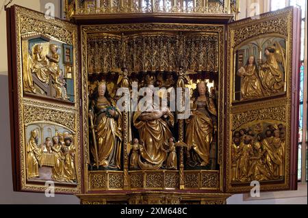 Hallstatt, Oberösterreich, Österreich. Pfarrkirche Mariä Himmelfahrt, auch Maria am Berg. Marias Altar im südlichen Teil des Doppelchors Stockfoto