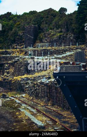 Ein alter Kohlewagen ruht auf den verrosteten Spuren der Denniston Mine Stockfoto