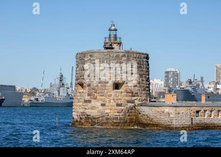 Fort Denison am Hafen von Sydney mit Garden Island Marinestützpunkt in der Ferne, Sydney, NSW, Australien Stockfoto