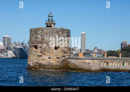 Fort Denison am Hafen von Sydney mit Garden Island Marinestützpunkt in der Ferne, Sydney, NSW, Australien Stockfoto