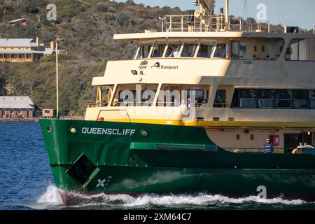 Sydney Fähre mit dem MV Queenscliff auf seiner Route zwischen Manly und Circular Quay, die Pendler befördern, Sydney Harbour, NSW, Australien Stockfoto