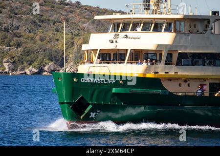 Sydney Fähre mit dem MV Queenscliff auf seiner Route zwischen Manly und Circular Quay, die Pendler befördern, Sydney Harbour, NSW, Australien Stockfoto