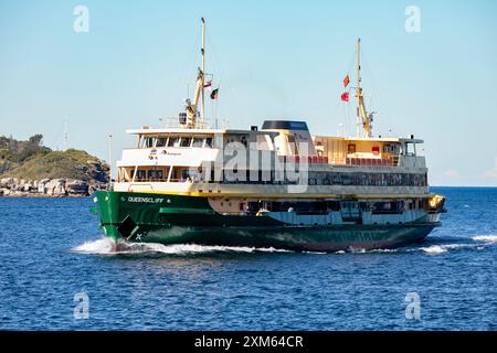 Sydney Fähre mit dem MV Queenscliff auf seiner Route zwischen Manly und Circular Quay, die Pendler befördern, Sydney Harbour, NSW, Australien Stockfoto