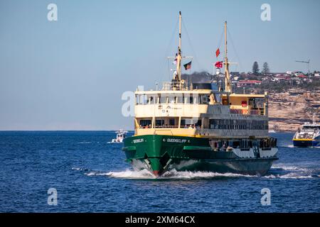 Sydney Fähre mit dem MV Queenscliff auf seiner Route zwischen Manly und Circular Quay, die Pendler befördern, Sydney Harbour, NSW, Australien Stockfoto