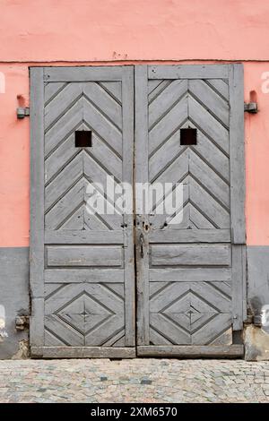 Alte Tür altes altes Holztor. Klassisches Gateway. Stockfoto