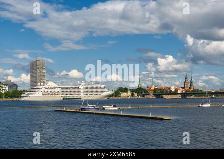 Panoramablick auf die Altstadt von Riga und den Fluss Daugava. Riga, Lettland. Stockfoto
