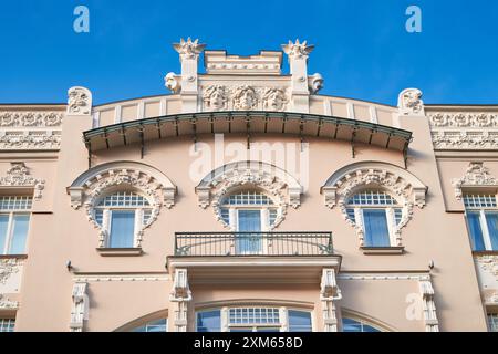 Lettische Touristenattraktionen - Jugendstilarchitektur, schöne Gebäudefassade in der Innenstadt von Riga, Lettland. Stockfoto