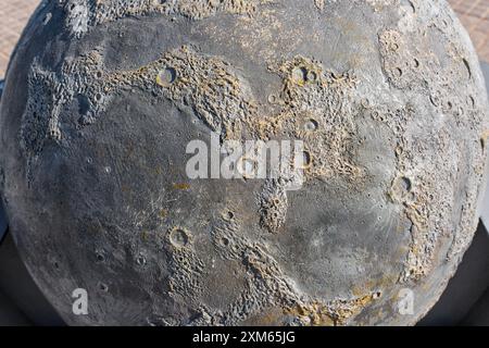 Detaillierte Ansicht der mondähnlichen Oberflächenstruktur mit Kratern, Rissen und robusten Merkmalen. Ideal für Astronomie-Enthusiasten und künstlerische Projekte. Stockfoto