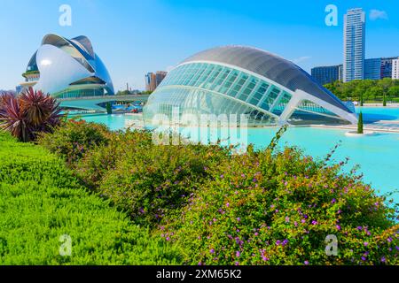 Das ikonische Hemisferic-Gebäude umrahmt einen ruhigen Wasserpool mit beeindruckender moderner Architektur in Valencias Stadt der Künste und Wissenschaften Stockfoto