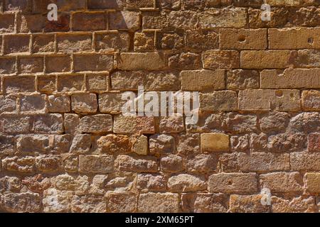 Nahaufnahme einer zerklüfteten Steinmauer mit satten Texturen und Farben Stockfoto