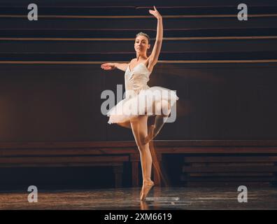 Frau, Ballett und Bühne für künstlerische Performance, kreative und praktische Choreographie in der Probe. Weibliche Person, Tänzerin und Doppelexposition für Stockfoto