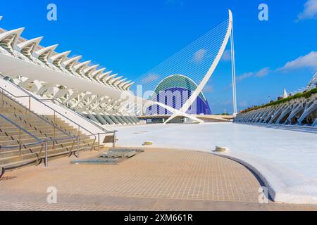 Valencia, Spanien - 12. Juli 2024: Beeindruckende Architektur und zeitgenössische Designs der Stadt der Künste und Wissenschaften von Valencia. Stockfoto