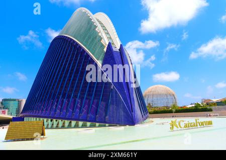 Valencia, Spanien - 12. Juli 2024: Das Agora-Gebäude steht stolz inmitten einer üppigen Umgebung, mit innovativer Architektur und lebhaften Farben, in der h Stockfoto