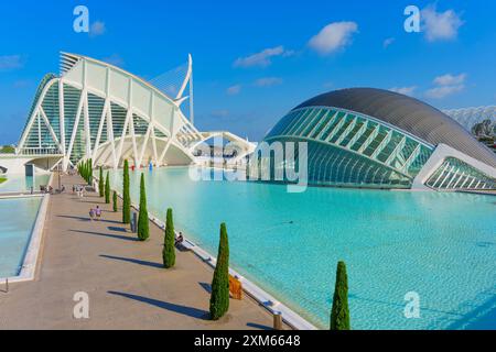 Valencia, Spanien - 12. Juli 2024: Ruhiges Wasser, das die markanten architektonischen Entwürfe der Stadt der Künste und Wissenschaften von Valencia widerspiegelt. Stockfoto