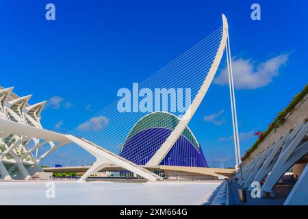 Valencia, Spanien - 12. Juli 2024: Elegante geometrische Linien und modernes Design im Architekturkomplex von Valencia. Stockfoto