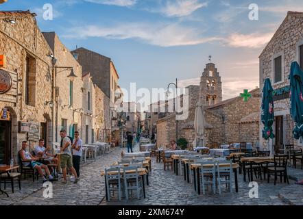 Areopoli, Griechenland - 26. Juni 2024: Blick auf die Kapetan Matapa St., die Hauptstraße der Altstadt mit Tavernen und Cafés. Stockfoto