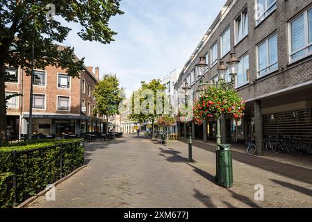 Venlo, Niederlande - 25. September 2023: Straßenblick auf die Altstadt Venlo mit Cafés und Geschäften in der niederländischen Stadt Venlo, Niederlande. Stockfoto